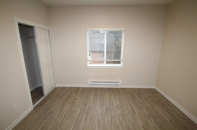 Building Photo - NEWER CONSTRUCTION 8 BEDROOM, 3 BATH HOME BY UW!