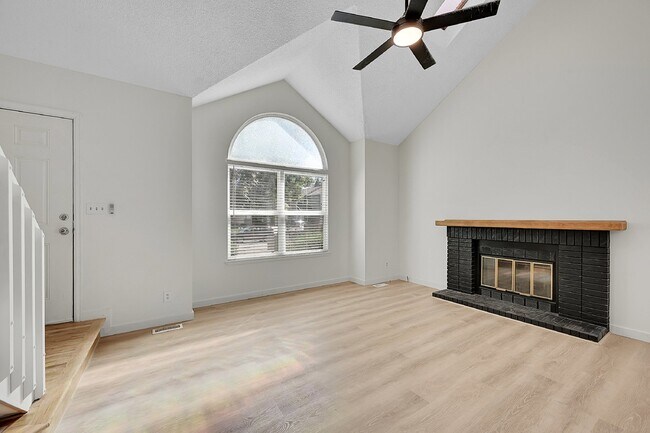 Building Photo - $2,495, 3 beds, 2.5 bath Updated Home in Co Springs with Fenced In Yard!