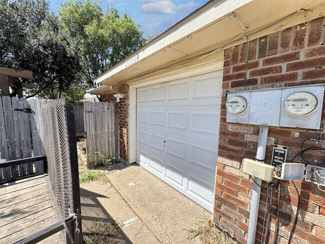 Building Photo - 2700 Clemson Cir
