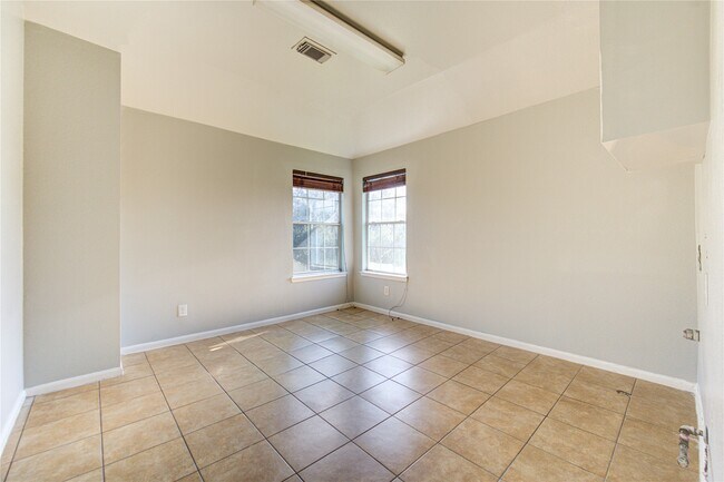 Building Photo - 5527 Gatesprings Ln