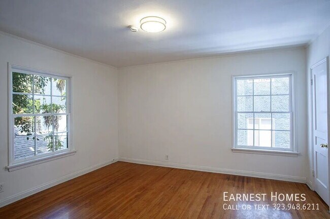 Building Photo - 127 N Doheny Dr