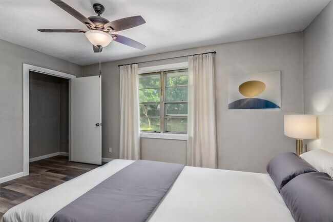 Building Photo - 608 W Lobit Ave