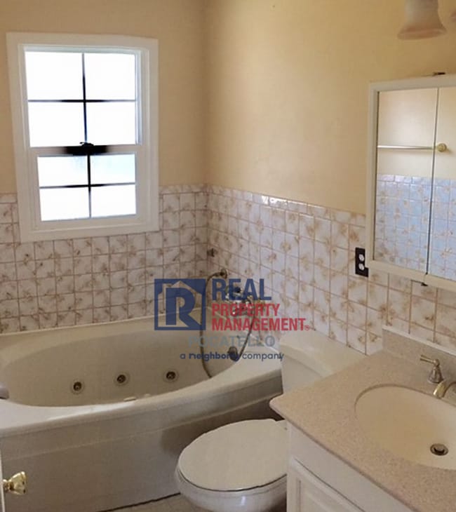 Building Photo - 3 bedroom 2 bath home - Dogs negotiable