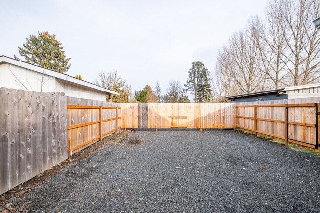 Building Photo - Charming 3-Bed 2 Bath Home with Spectacula...