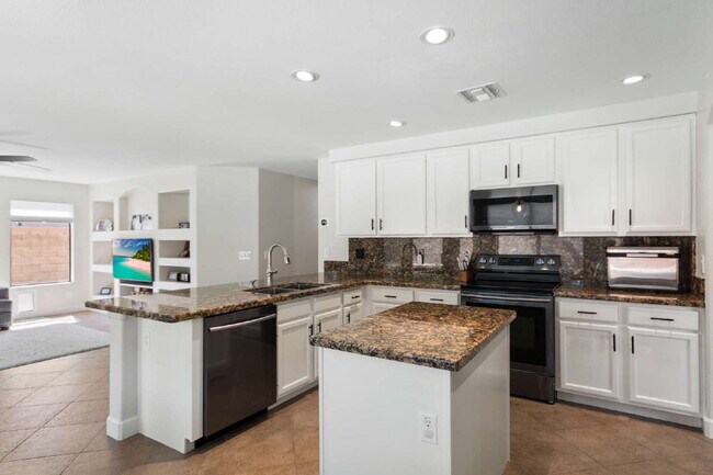 Building Photo - 4 bed 3 bath Single Family Home with Pool ...