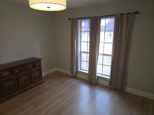 Building Photo - 2007 Southwood Dr