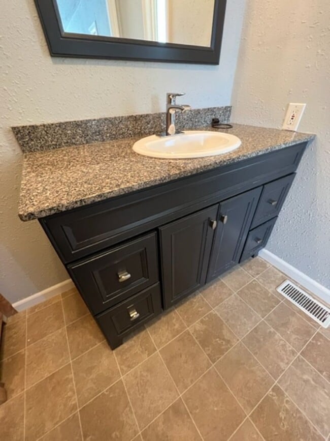 Building Photo - Large 3 Bedroom 2 Bath with Fenced Yard