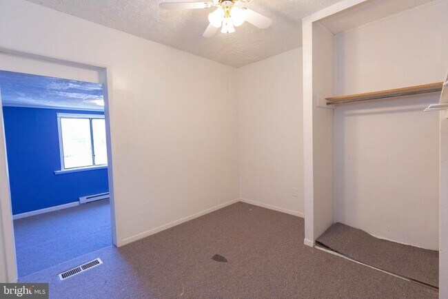 Building Photo - 48 Turf Ln