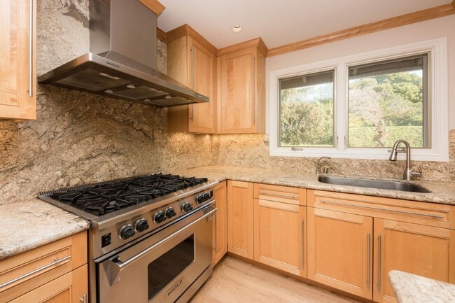 Building Photo - 30 Knightwood Ln