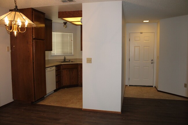 Building Photo - Downstairs 2 Bedroom, 1 Bathroom Hercules ...