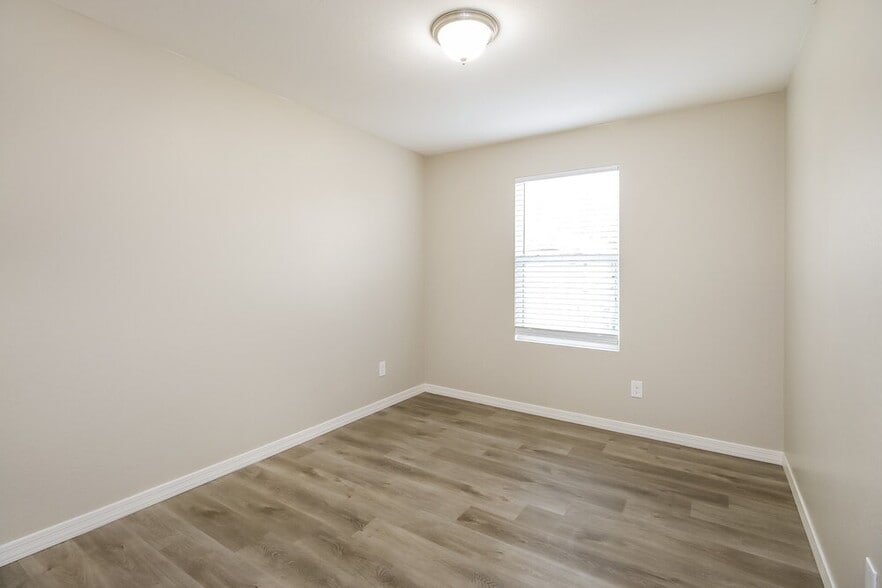 Building Photo - 1088 S Agnes Ln