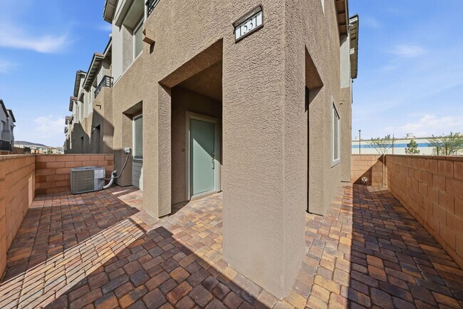 Building Photo - 1531 Layla Crossing Ave