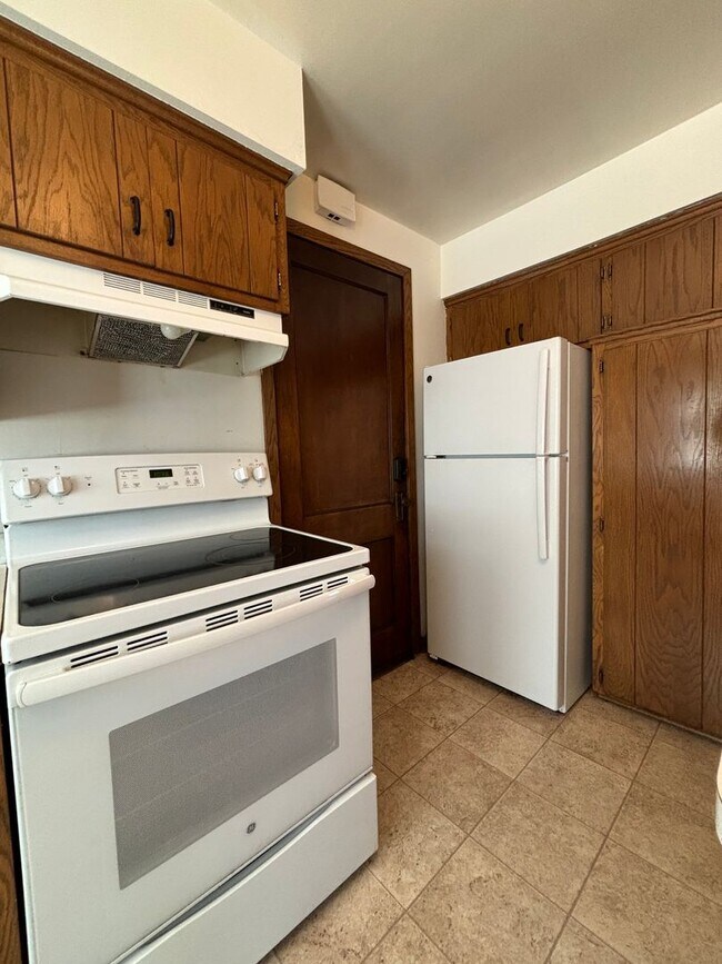 Building Photo - 614 5th St NE