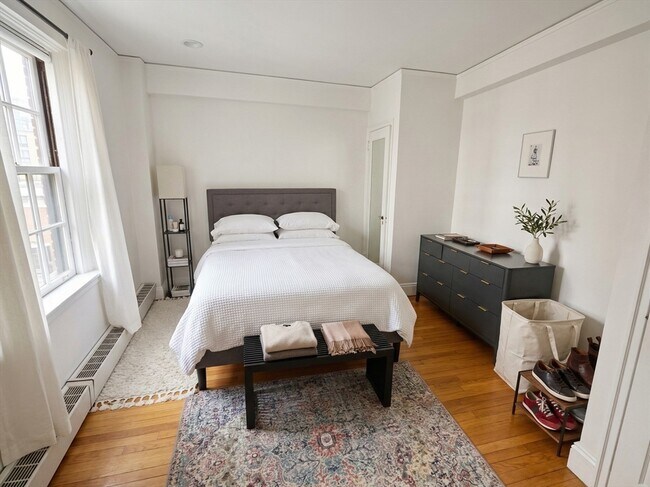 Building Photo - 988 Memorial Dr