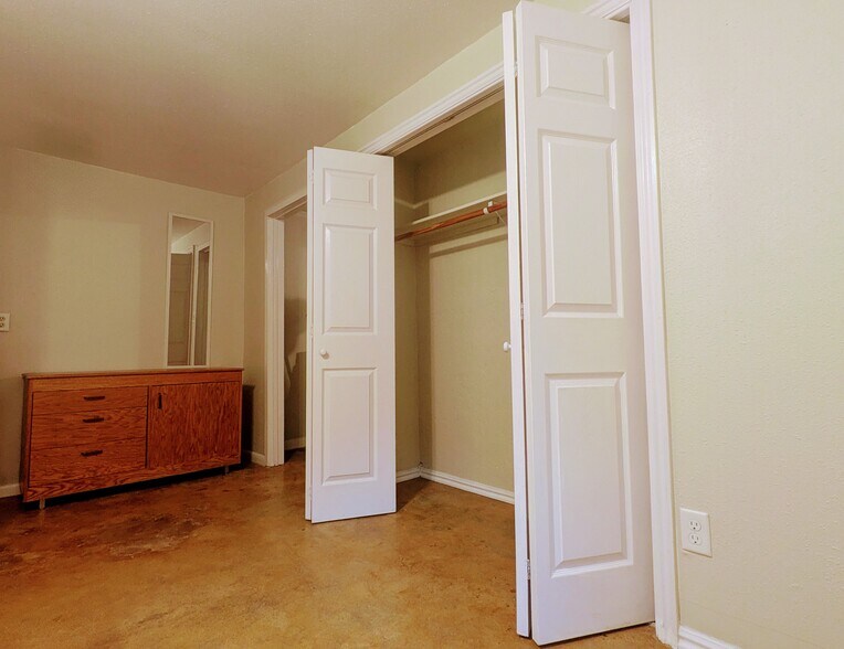 Ample closet/storage - 414 N Avenue E Ave