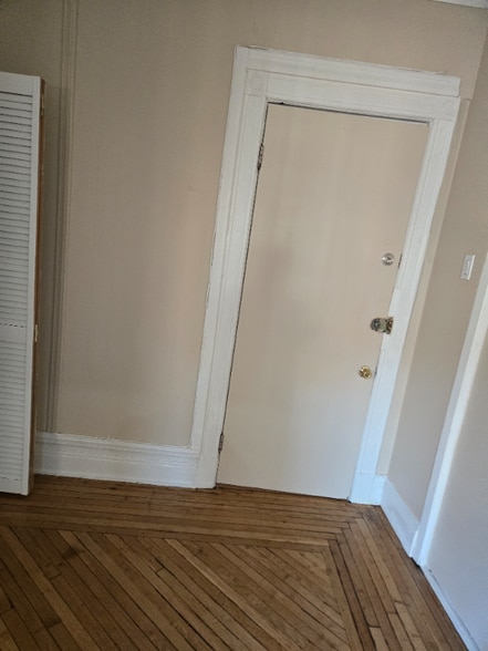 Building Photo - 581 E 26th St