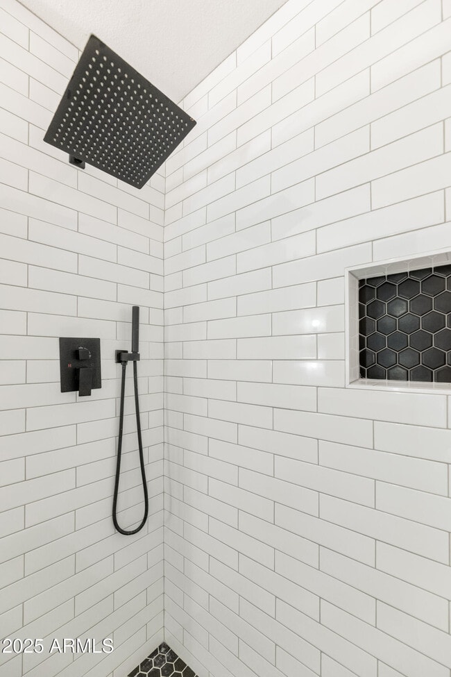 Building Photo - 2025 E Campbell Ave