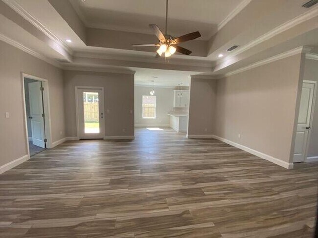Building Photo - Spacious 3 Bedroom Home in Mary Esther!
