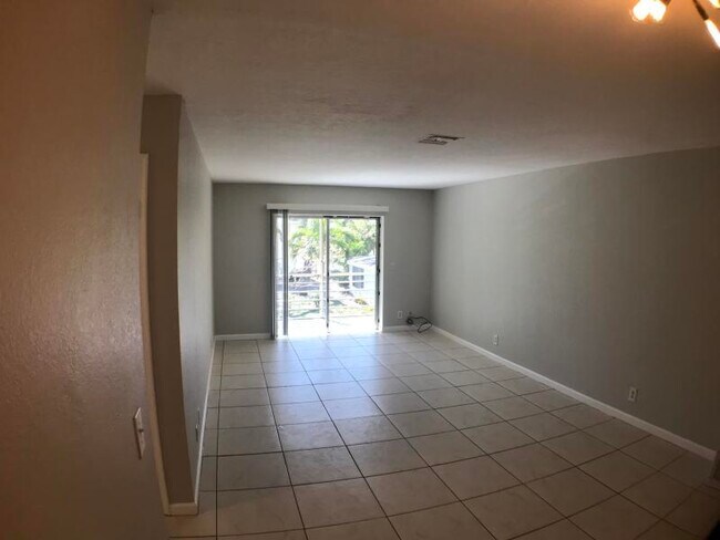 Building Photo - 220 Croton Ave