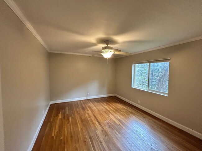 Building Photo - Green Hills Condo
