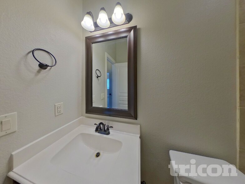 Building Photo - 625 Fox View Dr