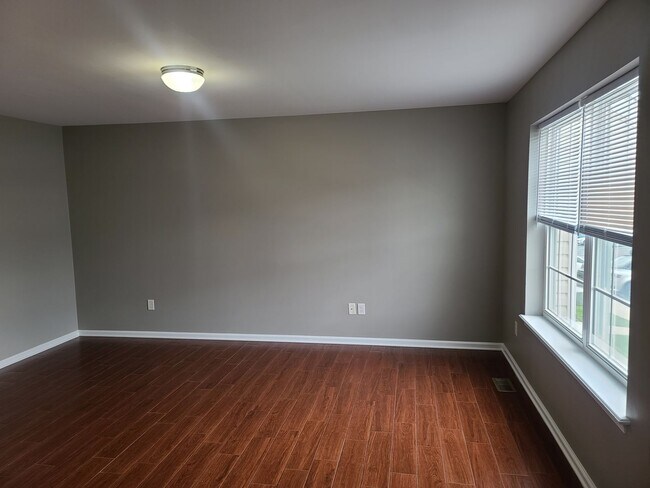 Building Photo - 3 Bed 2.5 Bath Townhome Ready for You in W...