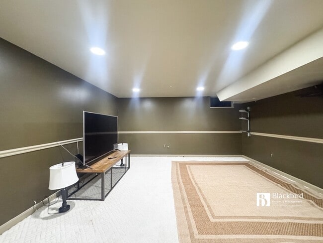 Building Photo - 1706 Poling Ave