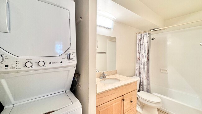 Building Photo - CONVENIENTY LOCATED AND SPACIOUS 2BD/2BA C...