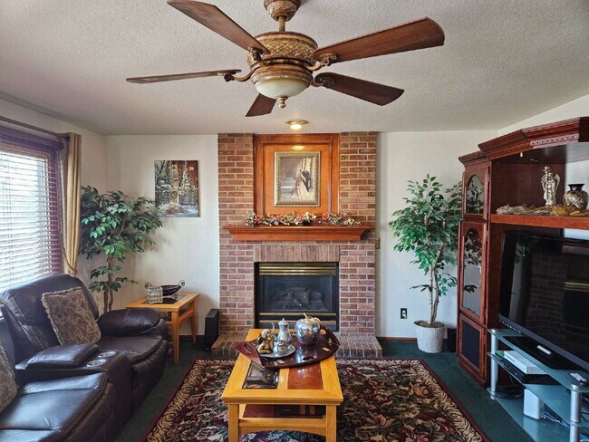 Building Photo - 5 Bedroom/ 4 Bath Two-Story in Governors Place