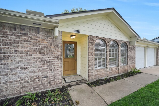 Building Photo - 13618 Piney Oaks Dr