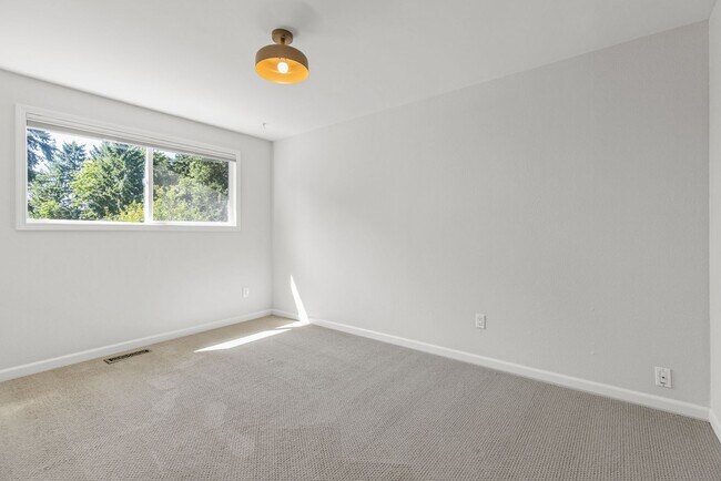 Building Photo - 3 bedroom 3 bath Finn Hill Kirkland
