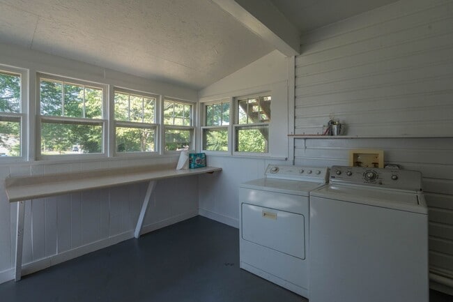 Building Photo - 3 bed and 1 bath farm house in Johnson City