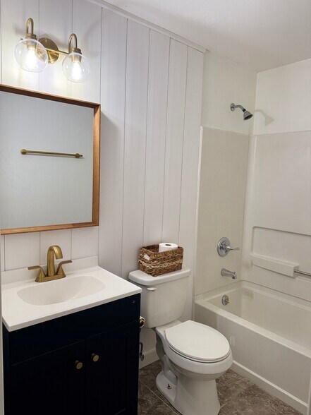 Second bathroom - 3651 N Goldenrod Rd