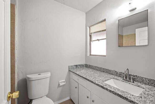 Building Photo - 718 Horncastle St