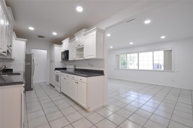 Building Photo - 11111 SW 78th Ct