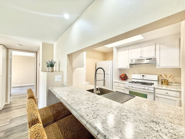 Building Photo - AVAILABLE NOW! Recently Remodeled 2 Bedroom 1 Bathroom Apartment in Indio