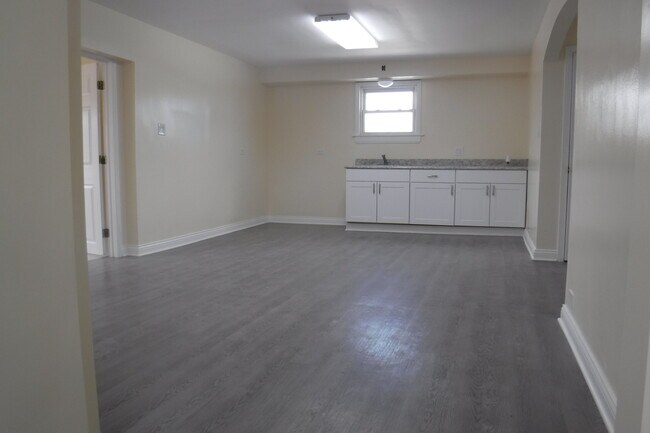 Building Photo - 5712 S Pulaski Rd