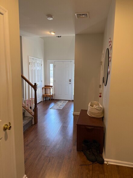 Building Photo - 423 Marion Rd