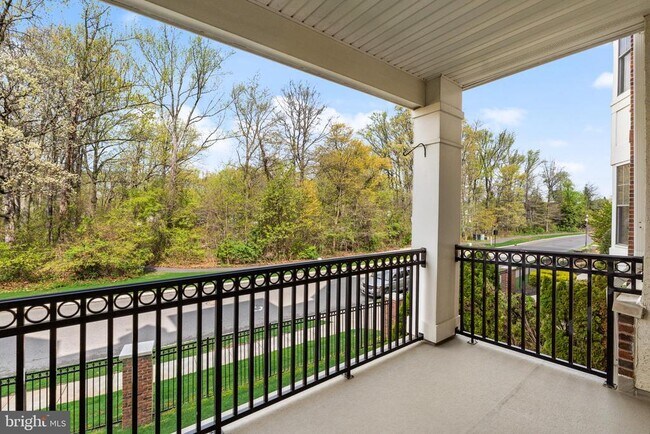 Building Photo - 2022 Crescent Wy