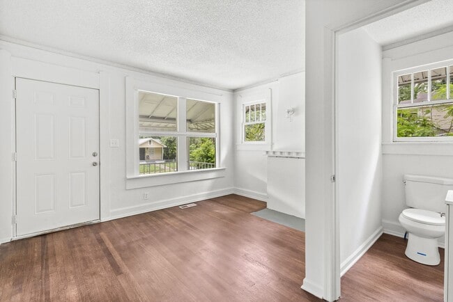 Building Photo - Charming 2 Bedroom, 2 Bathroom house
