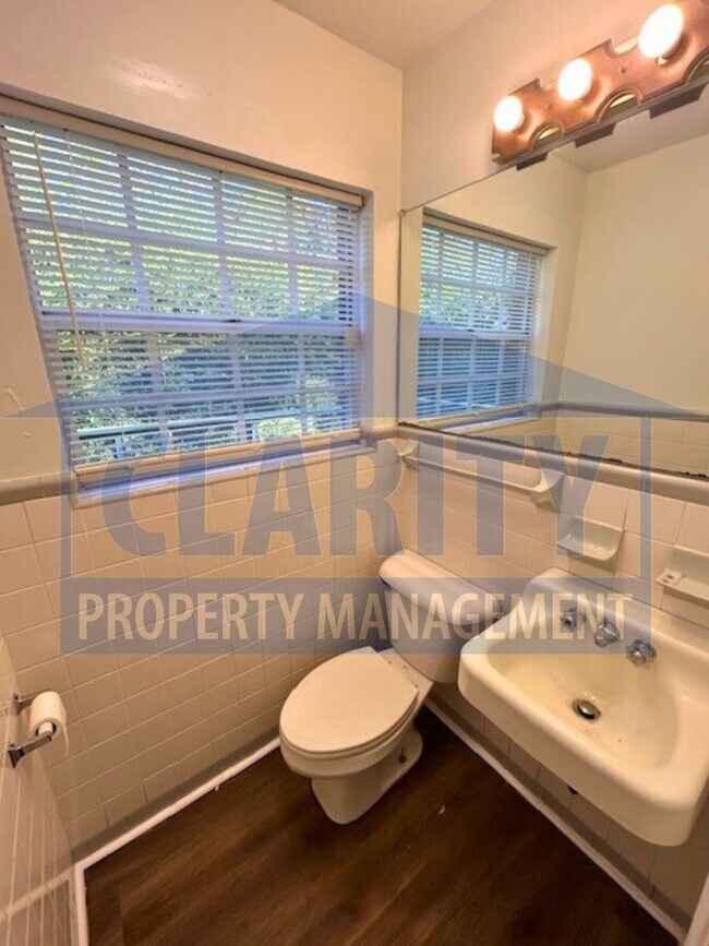 Building Photo - Large, four bedroom home in Chattanooga!