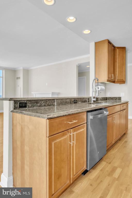 Building Photo - 400 S Broad St