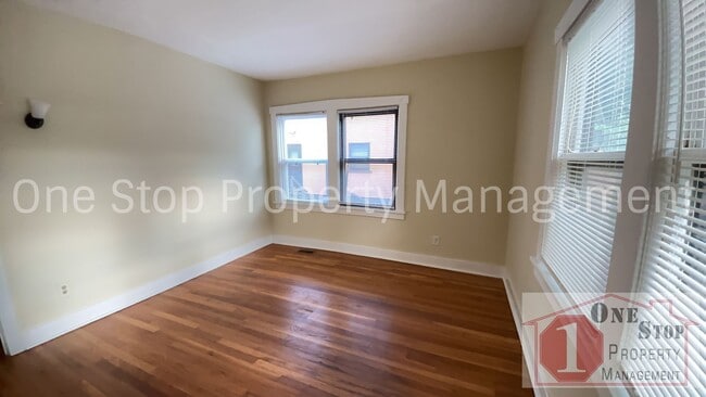 Building Photo - Charming 2-bedroom, 1-bath Duplex in Kansa...