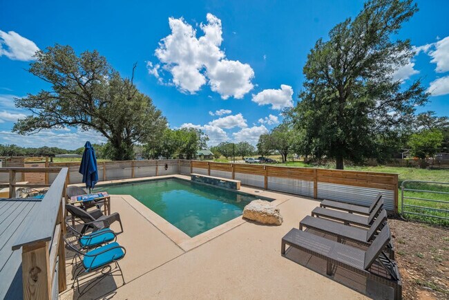 Building Photo - 1740 W Live Oak St