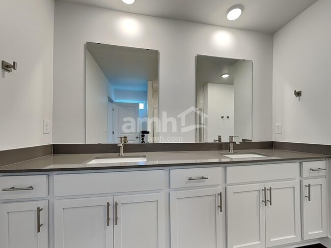 Building Photo - 7929 Selah St SW