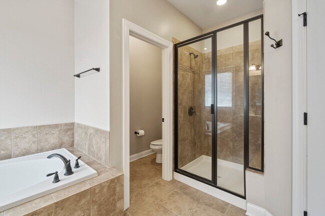 Building Photo - Stunning rental home in beautiful Ardrey Crest