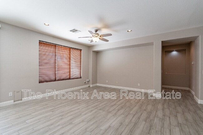 Building Photo - 2741 E Yellowstone Pl