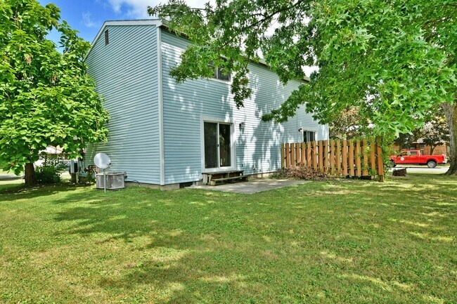 Building Photo - 460-462-462 Fowler St