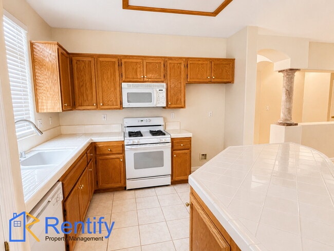 Building Photo - Charming Seven Oaks Home - 4Bed, 2Bath - Gardener Included!