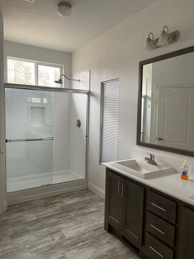 Building Photo - Newer Manufactured home, 3 bed 2 bath, Lower Magalia